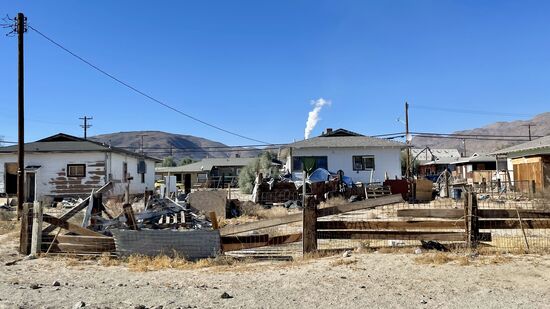 Im Hintergrund qualmt eine Fabrik oder so…