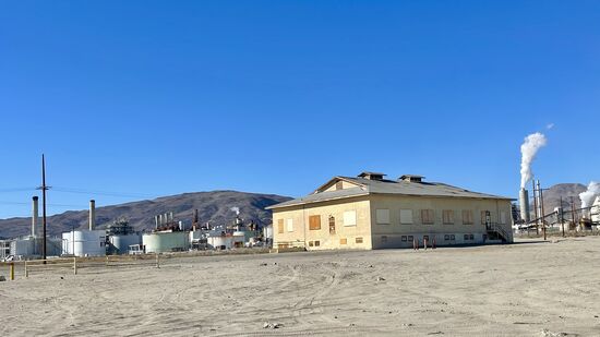 Trona ist eine Bergbaustadt—auf der Suche nach Gold fanden hier 2 Brüder im Jahre 1862 zufällig Borax.
Später versuchten zahlreiche Firmen hier die vorkommenden Mineralien wie Borax, Soda, Kaliumcarbonat und Natriumsulfat abzubauen und zu raffinieren