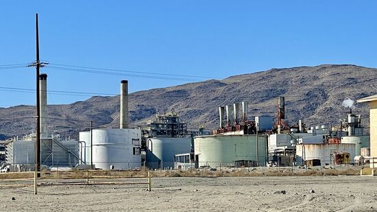 Die American Trona Company gab diesen Ort den Namen Trona.
Sie bauten ab 1900 hier 2 Fabriken, eine 50km lange Eisenbahnlinie sowie eine Firmensiedlung