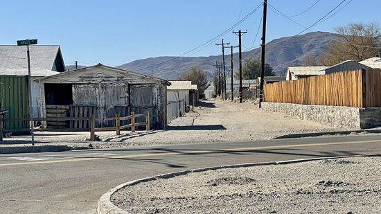 Einige Fenster sind vernagelt oder zerbrochen, Dächer eingestürzt oder auch Brandspuren sind sichtbar. Alles von Anfang an billigst gebaut und nun nur noch Müll