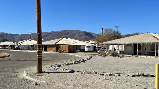 Etwas weiter sind noch einige Häuser zu sehen, die noch bewohnt scheinen