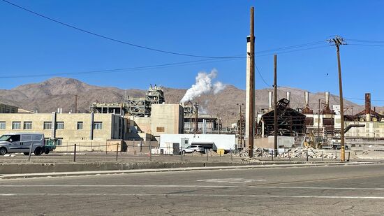 Ganz tot scheint der Ort nicht zu sein—da qualmt noch ein Schornstein