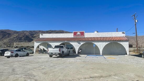 Da finden wir noch ein einsames Restaurant—hier scheint noch Betrieb zu sein