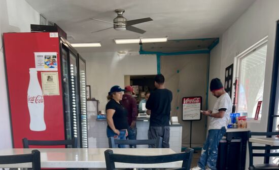 Stammkunden sind hier die Arbeiter der Fabrik—überwiegend wieder aus der Latino-Bevölkerung die uns auch freundlich begrüßen