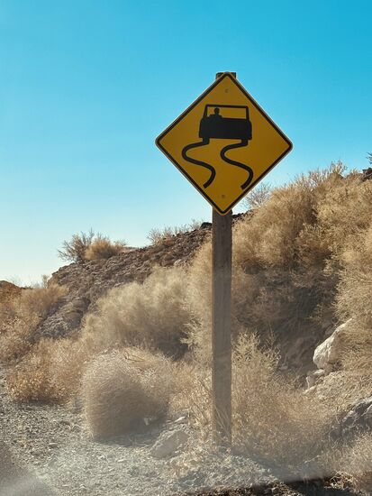 Hier gibt es in dem Fahrzeug sogar einen Fahrer