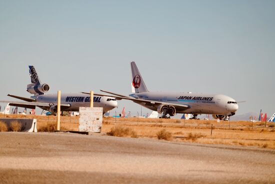 Unterwegs in „Palmdale“ - ca 110km von L.A. , sehen wir einen „Flugzeugfriedhof“ : ausrangierte Maschinen aller Airlines —die stehen auf einem Privatgrundstück und gehören tatsächlich einem Sammler, der sie auch für Filmaufnahmen zur Verfügung stellt