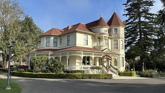 Um 9.30 Uhr empfängt uns die Ranch bei strahlenden Sonnenschein. Allerdings keine Menschenseele zu sehen. Nur Schilder, die darauf hinweisen dass fotografieren nicht erlaubt ist 