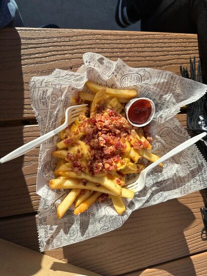 Da es bis zum Abend noch viel Zeit ist, holen wir uns dieses typisch amerikanische Gericht: Pommes mit Cheese&amp;Bacon  
Eine Portion für 2 reicht…