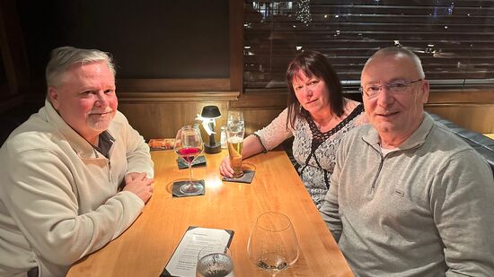 Abends dann das Treffen mit Tim—er ist einer der glücklichen Amerikaner, die im sonnigen Santa Barbara am Strand ein Haus haben und dort glücklich leben.
Er schwärmt für Europa, dass er im nächsten Jahr besuchen will.
 Unbedingt auch Germany!
Ich frage mich, was ein Amerikaner, aus dem Land der unbegrenzten Möglichkeiten, im kleinen Europa oder gar in Deutschland will—
Die historischen Stätten in Italien und Griechenland besuchen und die alten Schlösser in Deutschland…. sowas gibt es hier nicht 
Er schmunzelt: hier gibt es zwar reiche Leute, die sich Schlösser als Wohnhäuser bauen, aber es gibt keine antiken Schlösser in den Staaten
Ein kurzweiliger Abend mit viel smalltalk gehr zu Ende und wir würden uns freuen, Tim im nächsten Jahr bei uns begrüßen zu dürfen !