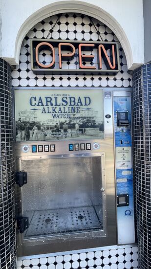 Nicht nur Mineralquelle—auch Geldquelle : die Gallone des guten Wassers kostet 1,20US$