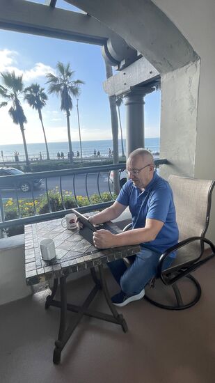 Auf unserem Balkon recherchieren wir noch ein wenig