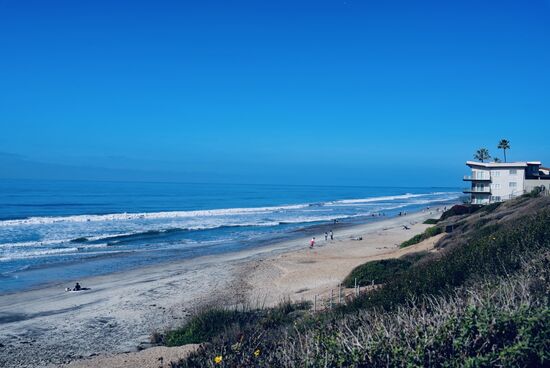 Die Wellen sind sehr hoch—ideal zum surfen