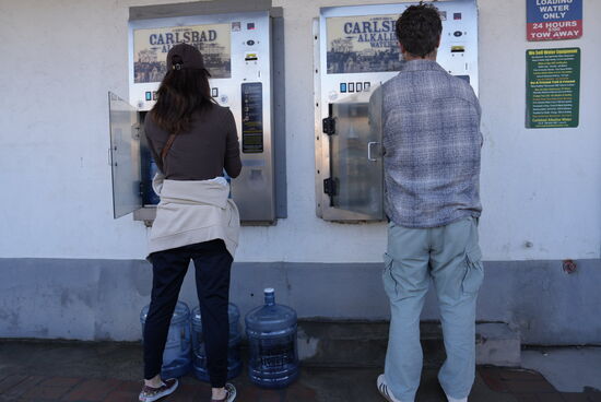 Der Kundenstrom reißt nicht ab, später erzählt uns Debbie,  dass sie auch ausschließlich hier das Wasser holen