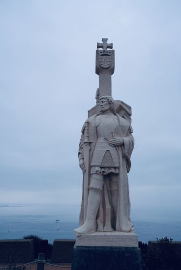 Hier ist das Cabrillo National Monument - es wurde zu Ehren von Juan Rodríguez Cabrillo errichtet, der am 28. September 1542 als erster Europäer an der Westküste Nordamerikas landete.