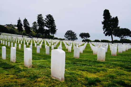 Auf dem Weg nach oben kommen wir an den vielen Grabsteinen des „Rosecrans cementary“ vorbei—Dieser Veteranenfriedhof zählt 101'000 Gräber