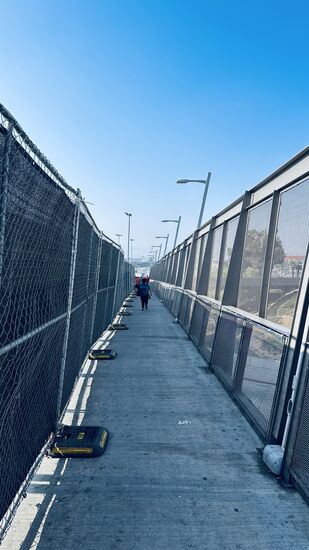 Immer weiter geht es über provisorische Stege—das Wetter ist gut—ca 17 Grad und Sonne