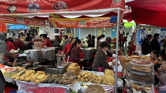 …alles wie man es vom Food market so kennt. Wir bereuen schon wieder, dass wir zu früh im ersten Restaurant gegessen haben