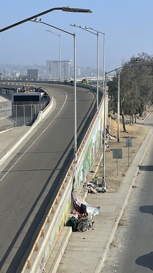Bekanntes Bild: viele Obdachlose „wohnen“ hier an der Straße