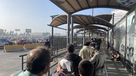 Sie sind Minoriten und haben In Tijuana einen Verwandten besucht, der wegen Krebs im sterben liegt.
Sie waren eine Woche dort und fliegen morgen früh von San Diego über Dallas zurück nach Minnesota. Spontan bieten wir ihnen an sie bis zum Hotel mitzunehmen.
Es sind über 30km die sie sonst per Bus zurücklegen müssten und für uns ist es kein großer Umweg.