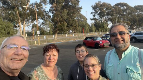 Hier noch schnell ein Selfie gemacht—die 3 sind überglücklich, als wir sie im Hotel am Airport absetzen. Und wir freuen uns, dass wir ihnen auf so einfache Weise eine Freude machen konnten
