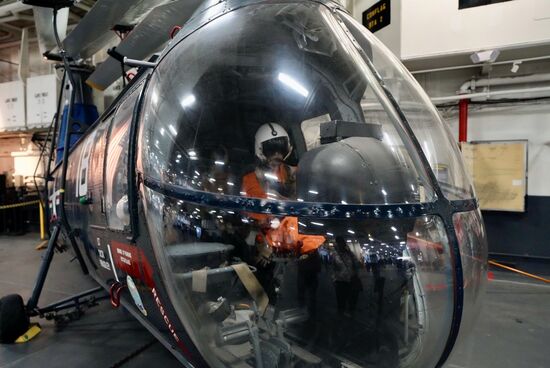 Zunächst gehen wir durch eines Decks, hier sind eine Vielzahl von Helikoptern und Kleinflugzeugen ausgestellt. Es gibt hier auch eine Cafeteria und einige Flugsimulatoren speziell für Kinder.