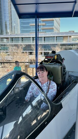 Ein Deck höher - dort wo die Flugzeuge starteten und landeten, stand eine Reihe von Jets und Helikoptern ausgestellt. Natürlich lasse ich es mir nicht nehmen, auch einmal in ein Cockpit zu steigen.