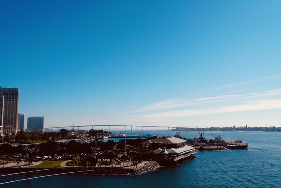 Ausblick von der MIDWAY Richtung Coronado Bridge, welche San Diego mit Coronado verbindet.