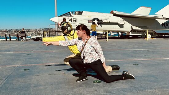 Die Flugzeuge werden übrigens mittels Dampfkatapult beschleunigt und erreichen innerhalb von 2 Sekunden ihre Startgeschwindigkeit: AIRCRAFT OFF