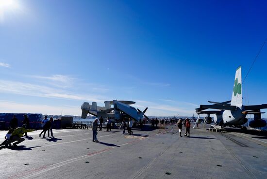 Die Ausmaße des Oberdecks ist gigantisch für ein Schiff: 303 Meter Länge, 75,5 Meter Breite, 10,9 Meter Tiefgang. Während des Korea Krieges waren auf dem Träger 100 - und im Vietnam Krieg 65 Flugzeuge an Board. Geplant waren 145.