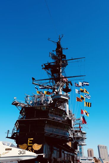 Und hier sehen wir die Brücke: alle 10 Minuten beginnt eine 30 minütige Führung durch die Brücke. Die Schlange war lang und wir mussten knapp 40 Minuten warten. Aber es lohnt sich