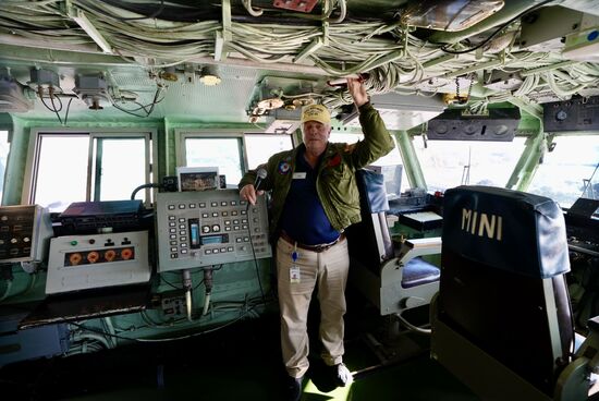 Dies ist die seitliche Brücke, von der aus der komplette Start- und Landebetrieb überwacht und koordiniert wurde. Hier wurden die Signale für die Piloten gegeben.