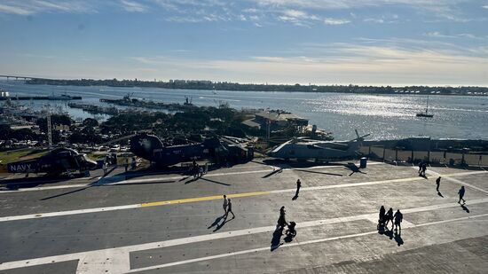 Gute Sicht auf die Start- und Landebahn. Während des Einsatzes befanden sich bis zu 200 Mann Besatzung an Deck. Wer keine Funktion hatte, durfte dieses nicht betreten.