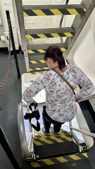 Weiter geht es auf dem Rundgang. Die Treppen zwischen den Decks sind sehr schmal und steil.