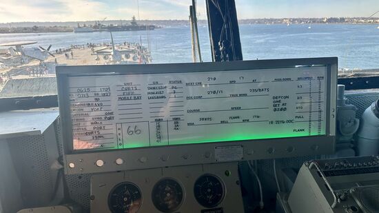 Eine der vielen Anzeigen aus alter Zeit. Wir haben hier unterschiedlichste Technik gesehen: alte Ruder bis hin zur GPS Navigation