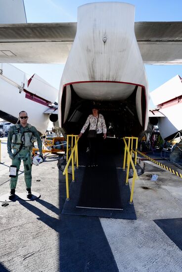 Der Kamerad links ist nicht echt. Überall sind Puppen in typischen Uniformen und Funktionen positioniert.