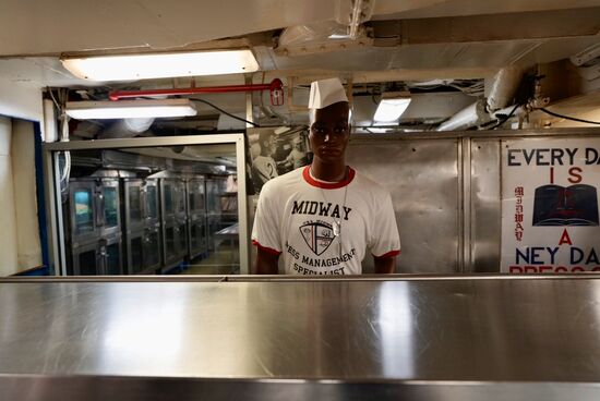 Hier sind wir in der Küche der Offiziersmesse.