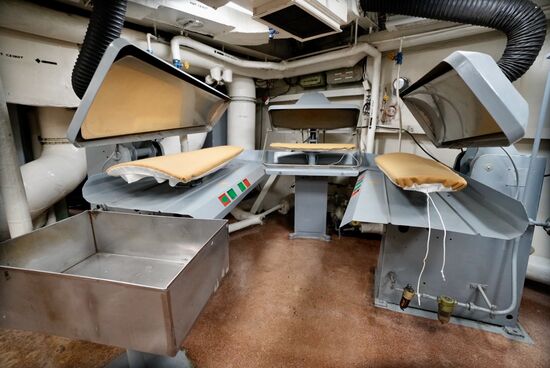 Die Wäscherei mit Bügelautomaten. Dampf gab es reichlich. Der Flugzeugträger wurde mit Dampfturbinen betrieben.