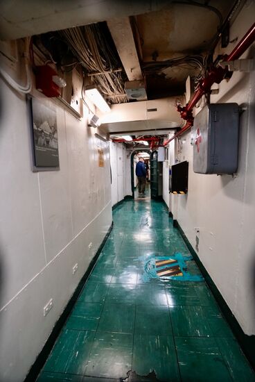 Einer der vielen Gänge unter Deck. Wir haben sehr viel gesehen, aber vermutlich nur 1% des Flugzeugträgers „erkundet“.