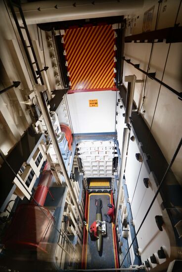 Weiter unten bereiten zwei Mann vermutlich einen Tornado vor.