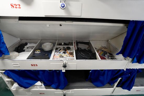 Eine Schublade für persönliche Dinge unter dem Schlafplatz.