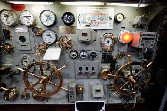 Viel Technik. Wie bereits erwähnt, wurde die Midway mit Dampf betrieben: 12 Dampfkessel, 4 Dampfturbinen sorgten für 212.000 Wellen-PS auf 4 Propellern am Heck des Trägers. Die max. Geschwindigkeit war 33 Knoten (61,5 km/h), bei 13 Knoten (24 km/h) war die Reichweite 14.000 Seemeilen (25.900 km).