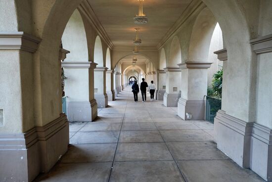 Wir haben in der Zwischenzeit im Hotel eingecheckt und sind dann mit einem UBER in den Balboa Park gefahren. Der Balboa Park ist der größte öffentliche Park San Diegos, erstreckt sich über 4,9 km2 und beherbergt viele kulturelle Einrichtungen und Museen. Wir machen nur eine kleine Stippvisite. Man könnte hier den ganzen Tag verbringen-der weltberühmte Zoo San Diego grenzt direkt an diesen Park. Dafür haben wir leider keine Zeit.