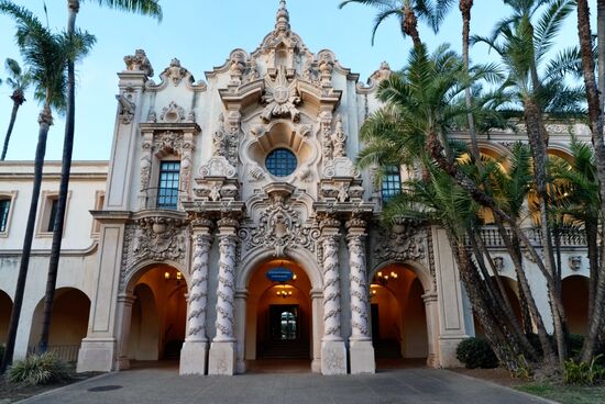 Viele schöne Gebäude und tolle Beleuchtung