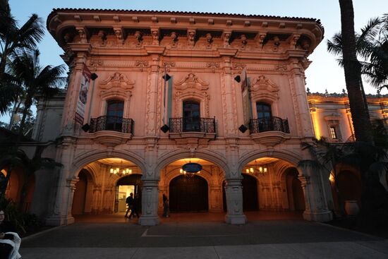 Dämmerung - die Gebäude werden alle beleuchtet.