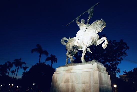 Hier hat der Fotograf den Mond in Position gesetzt. Wer findet ihn?