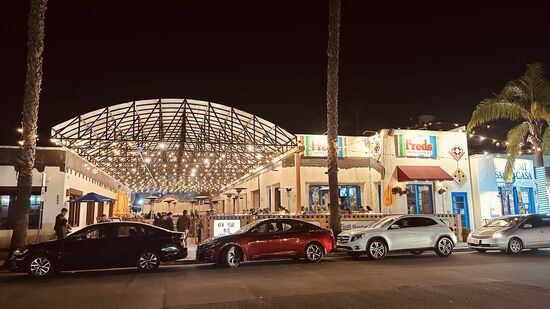 Mit einem UBER lassen wir uns in die San Diego Old Town bringen - México im Kleinen. In diesem Restaurant gehen wir mexikanisch Essen. Thomas kennt FRED von früheren Besuchen.