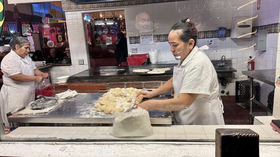 Wir schlendern noch ein wenig durch die Altstadt-In manchen Restaurants kann man den Köchen von der Straße aus bei der Arbeit zuschauen.