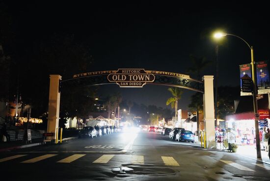Hier beginnt der eigentliche historische Teil San Diegos - Old Town San Diego ist die Geburtsstätte Kaliforniens. 1849 wurde hier ein Gebäude der mexikanischen und amerikanischen Mitglieder der Grenzkommission als ihr Hauptquartier genutzt. Seit 27. März 1850 wurde die Stadt San Diego in den Staat Kalifornien integriert.