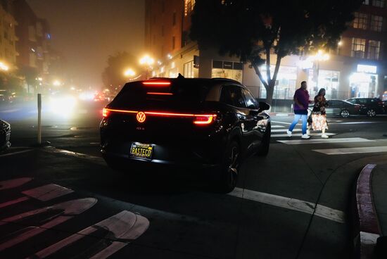 Wir haben ein E-Fahrzeug bestellt. Erstens, um etwas für die Umwelt zu tun, zweitens war es günstiger als die anderen. Umso erfreuter waren wir, als unser Fahrer William mit einem ID4 von VW vorfuhr. William ist Mexikaner, lebt mit Freundin in San Diego und jeder hat zwei Jobs damit man über die Runden kommt. Ein netter junger Mann, der sehr gesprächig war. Da gibt man auch gerne einmal etwas mehr Trinkgeld.