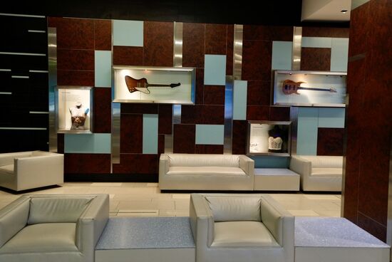 Im Foyer des Hotels - viele Ausstellungsstücke bekannter Künstler.